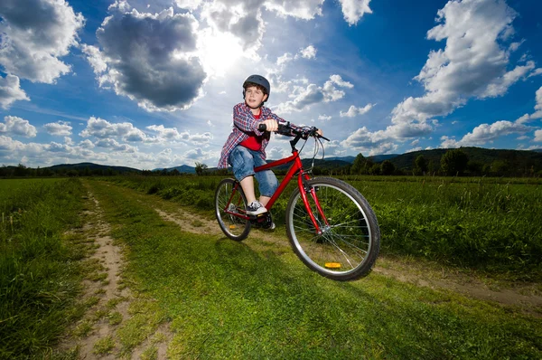 Jongen fietsen — Stockfoto