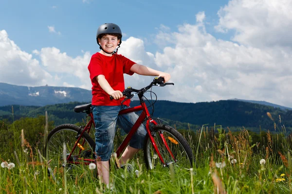 Jongen fietsen — Stockfoto