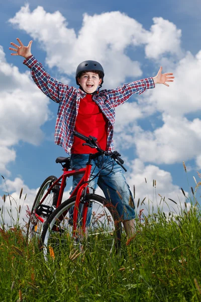 Jongen fietsen — Stockfoto