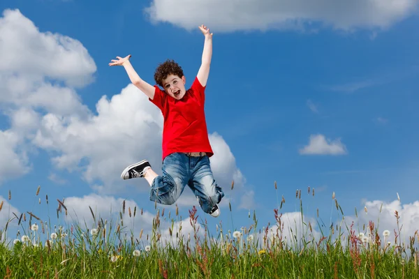 Хлопчик стрибає на блакитне небо — стокове фото