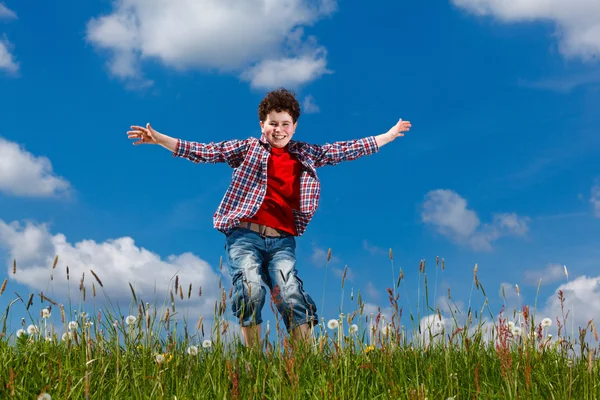 Chłopiec skoki przeciw błękitne niebo — Zdjęcie stockowe