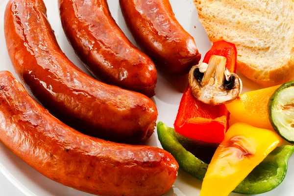 Embutidos y verduras a la parrilla — Foto de Stock