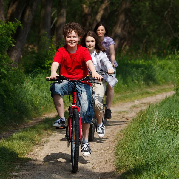 Aktives Familienradfahren — Stockfoto