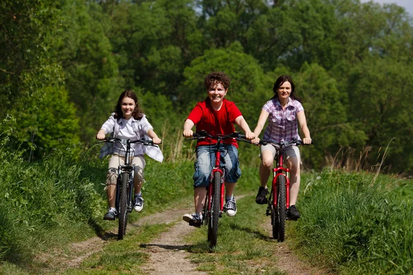 Aktiv familj cykling — Stockfoto