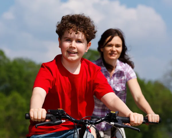母亲和儿子骑自行车 — 图库照片