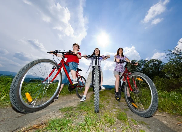 Aktiv familj cykling — Stockfoto