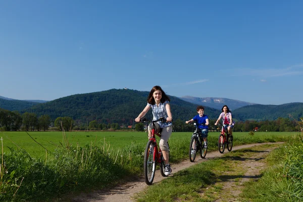 Aktiv familj cykling — Stockfoto