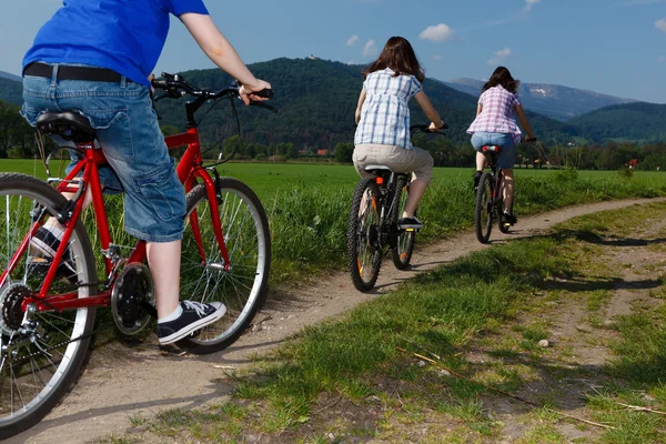 Actieve familie fietsen — Stockfoto