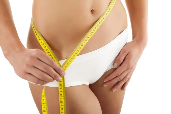 Donna che misura il suo corpo magro — Foto Stock