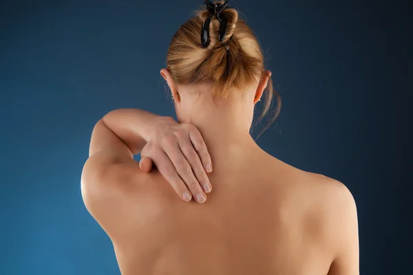Žena masážní bolesti zpět — Stock fotografie