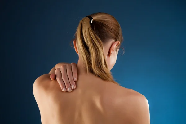 Mujer masajeando dolor de espalda —  Fotos de Stock