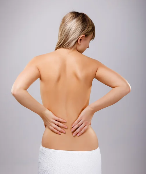 Vrouw masseren pijn terug — Stockfoto