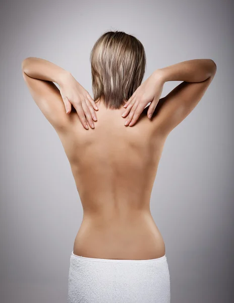 Mujer masajeando dolor de espalda — Foto de Stock