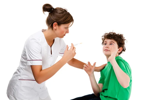 Médico examinando niño aislado sobre fondo blanco — Foto de Stock