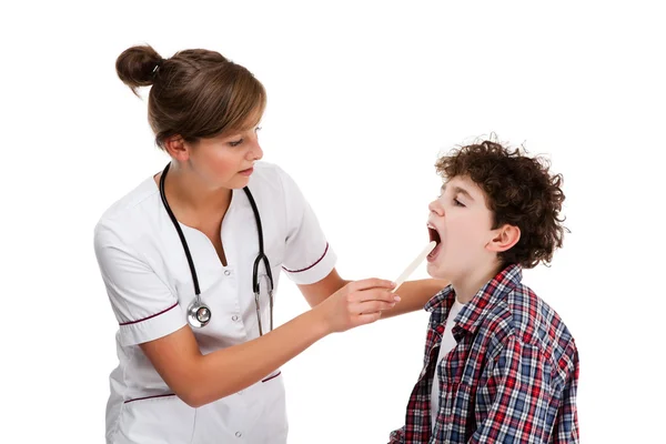 Médico examinando jovem rapaz isolado no fundo branco — Fotografia de Stock