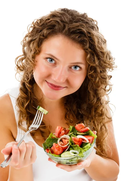 Mujer comiendo ensalada de verduras — Foto de Stock