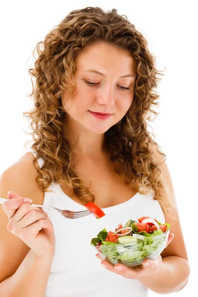 Женщина ест овощной салат — стоковое фото