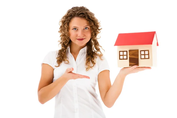 Mulher segurando modelo de casa — Fotografia de Stock