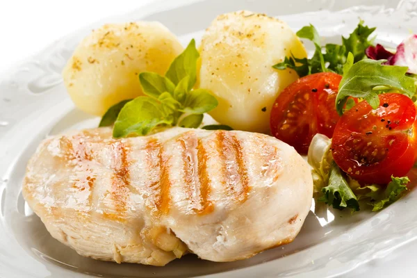 Grilled chicken fillet, boiled potato and vegetables — Stock Photo, Image