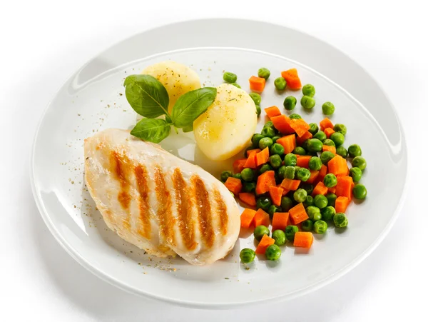 Filetto di pollo alla griglia, patate bollite e verdure — Foto Stock