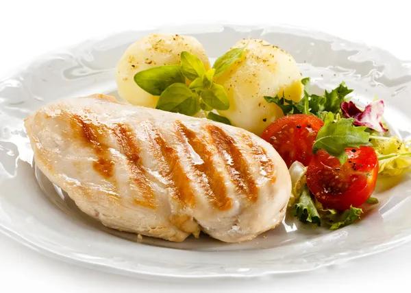 Grilovaná kuřecí řízek, vařený brambor a zeleniny — Stock fotografie