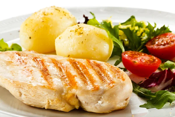 Filet de poulet grillé, pommes de terre et légumes bouillis — Photo