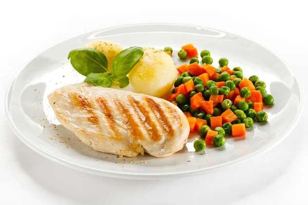 Grillad kycklingfilé, kokt potatis och grönsaker — Stockfoto