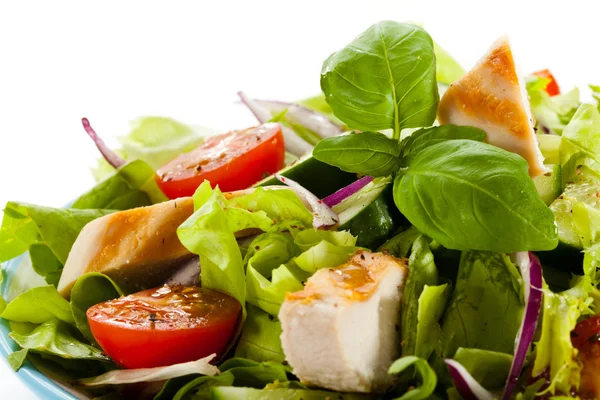 Salada de legumes com carne de frango assada — Fotografia de Stock