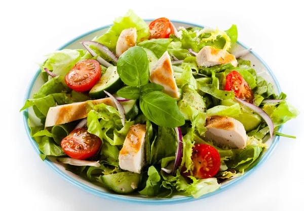 Salada de legumes com carne de frango assada — Fotografia de Stock