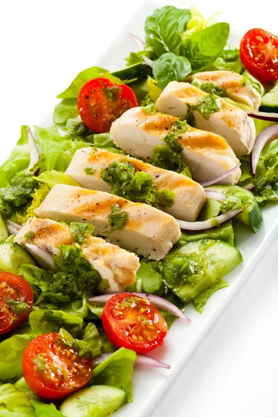 Vegetable salad with roasted chicken meat — Stock Photo, Image