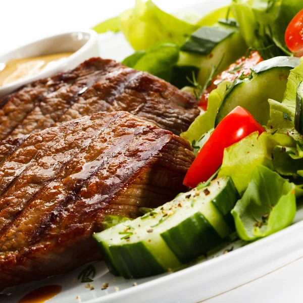 Gegrilde steaks en groenten — Stockfoto