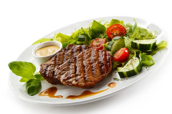 Grilled steaks and vegetables — Stock Photo, Image