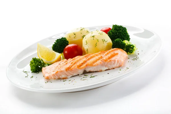 Gegrillter Lachs und gekochte Kartoffeln — Stockfoto