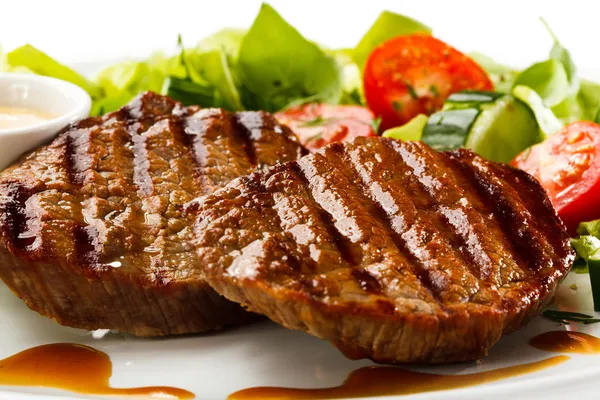 Steaks vom Grill und Gemüse — Stockfoto