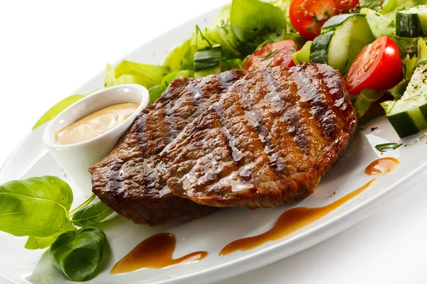 Grilled steaks and vegetables — Stock Photo, Image