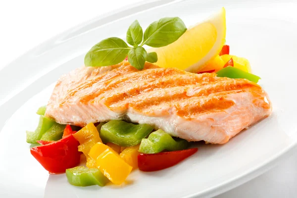 Grilled salmon and vegetables — Stock Photo, Image
