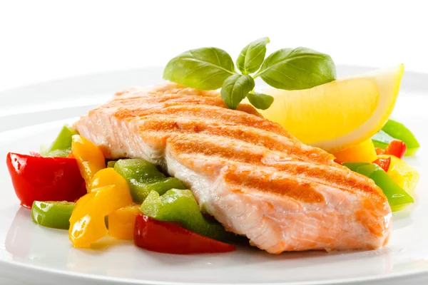 Grilled salmon and vegetables — Stock Photo, Image