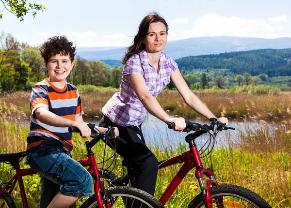 Mãe com filho andar de bicicleta — Fotografia de Stock