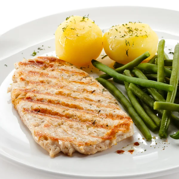 Fried chicken fillets, boiled potatoes and vegetables — Stock Photo, Image