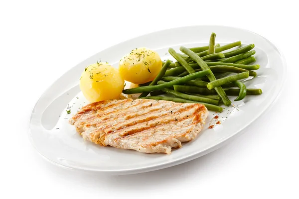 Filetes de frango fritos, batatas cozidas e legumes — Fotografia de Stock