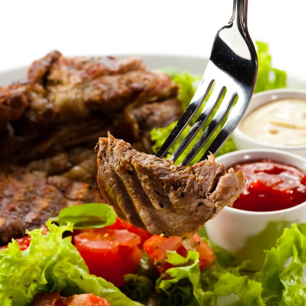 Grilled steaks and vegetables — Stock Photo, Image