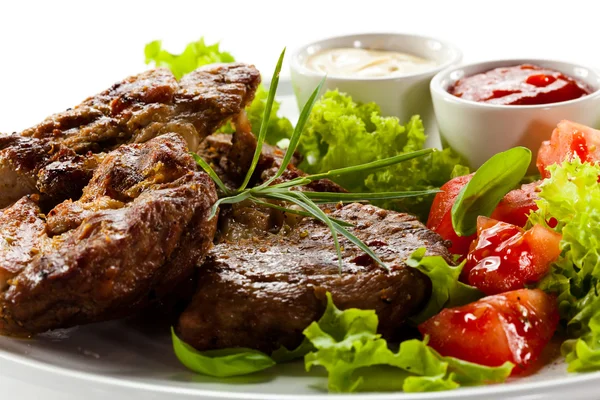 Grilled steaks and vegetables — Stock Photo, Image