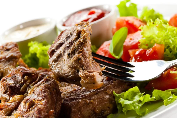 Grilled steaks and vegetables — Stock Photo, Image