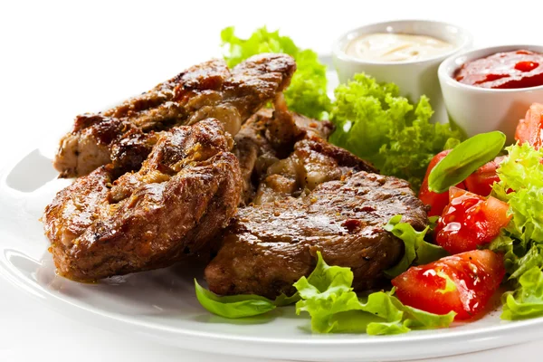 Grilled steaks and vegetables — Stock Photo, Image