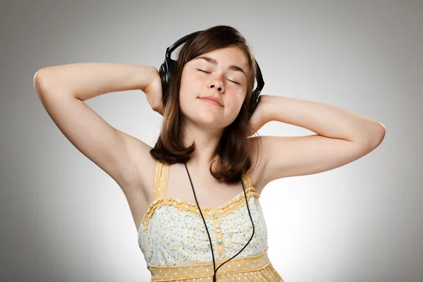 Menina com fones de ouvido — Fotografia de Stock
