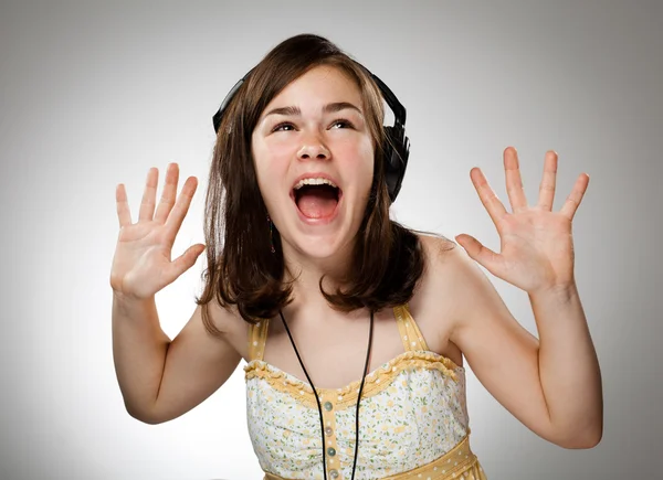 Menina com fones de ouvido — Fotografia de Stock