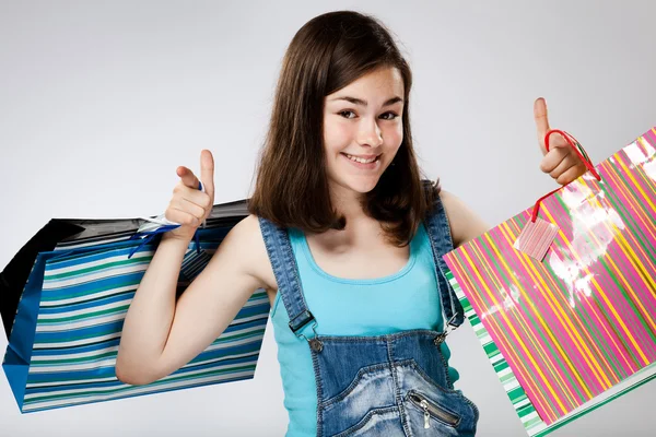 Mädchen mit Einkaufstaschen — Stockfoto