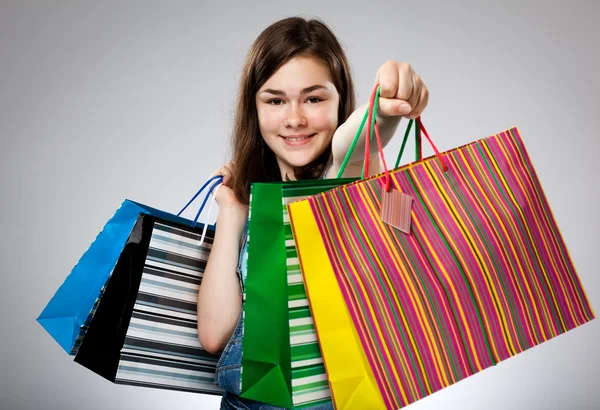 Mädchen mit Einkaufstaschen — Stockfoto