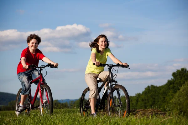 女孩和男孩骑山地自行车 — 图库照片