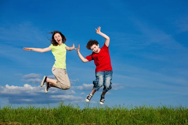 Mädchen und Junge springen, laufen im Freien — Stockfoto